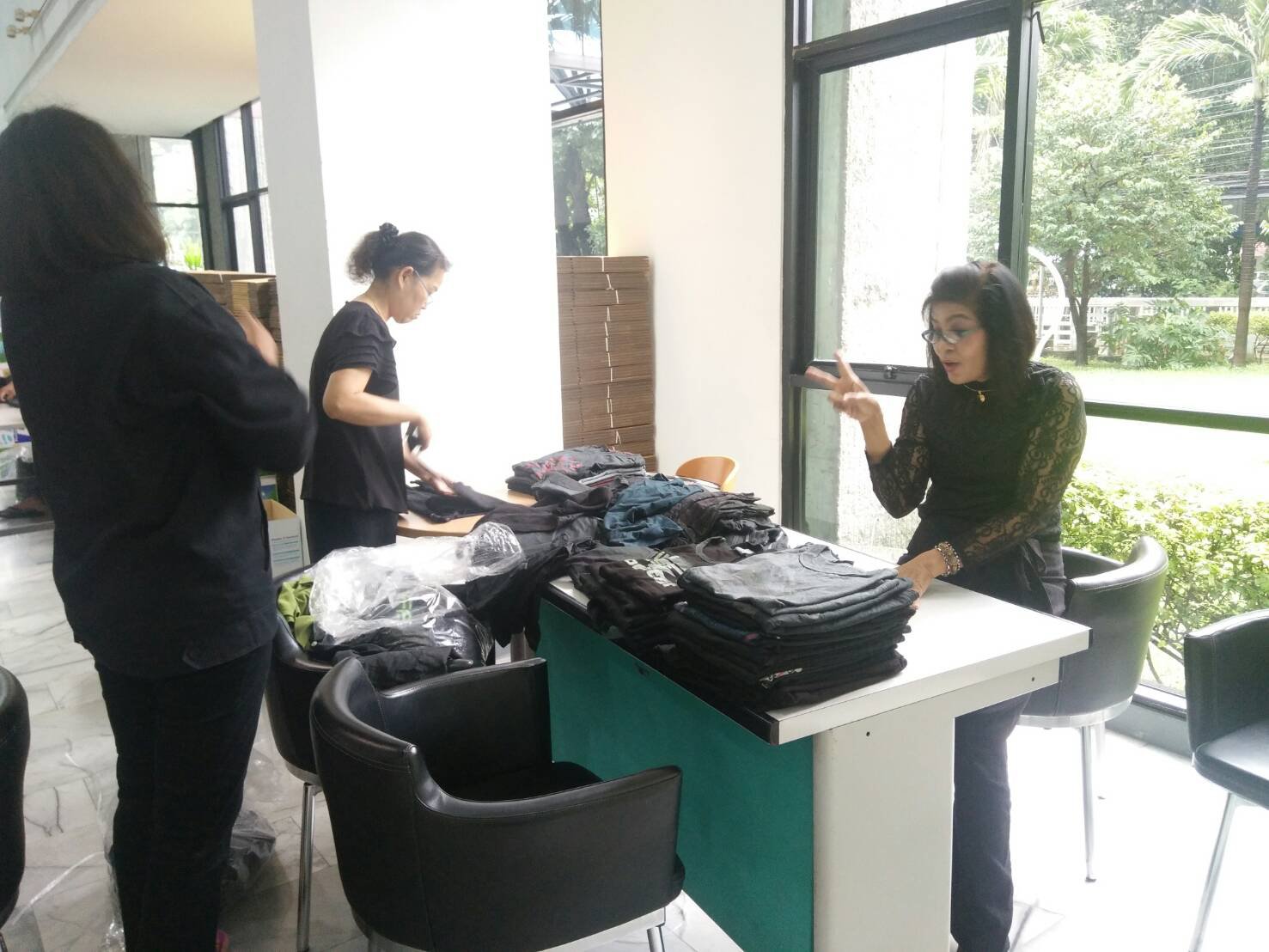 รวมบรรยากาศจิตอาสาร่วมกันพับผ้า เพื่อนำไปมอบให้ มูลนิธิอาสาเพื่อนพึ่ง(ภาฯ)ยามยาก